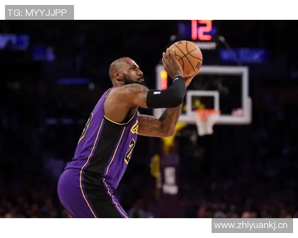 詹姆斯在防守端的组织能力出色但轮转时机偶尔迟缓